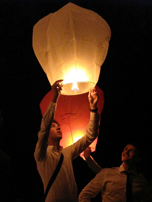 Lanterne Thailandaise Fuchsia, lanterne volante celeste pas cher - Badaboum