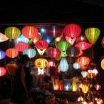 Utiliser un lampion papier blanc pour créer une décoration de fête unique